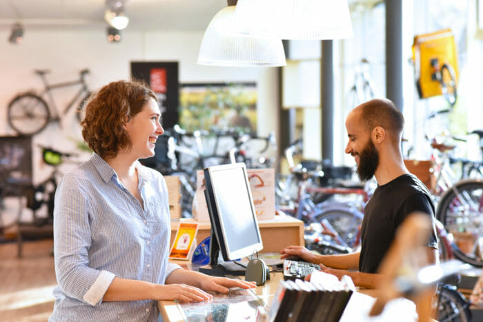 lifestyle shopping junge frau kauft in einem fahrradladen ein,